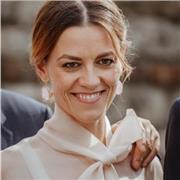 Vent’anni in Gran Bretagna con studi di settore hanno portato il mio inglese ad un livello tale da poter impartire lezioni a persone di tutte le eta’ che desiderano una semplice infatinatura della lingua o necessitano di una specializzazione mirata